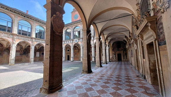 Blick zum Innenhof der Bibliothek