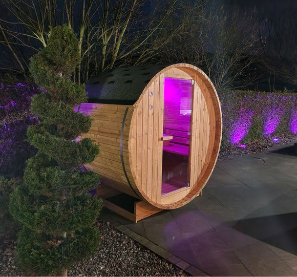 Genießen Sie private Entspannung im eigenen Garten mit dem Saunafass mit 230 Volt Ofen von WELCON, ideal für Paare und kleine Haushalte.