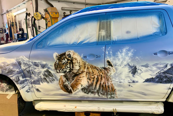 Ein beeindruckendes Airbrush-Kunstwerk, erstellt von einem Graffiti Künstler, demonstriert die unübertroffene Präzision der Airbrush-Technik. Das fotorealistische Design mit seinen feinsten Farbverläufen und komplizierten Details zeigt