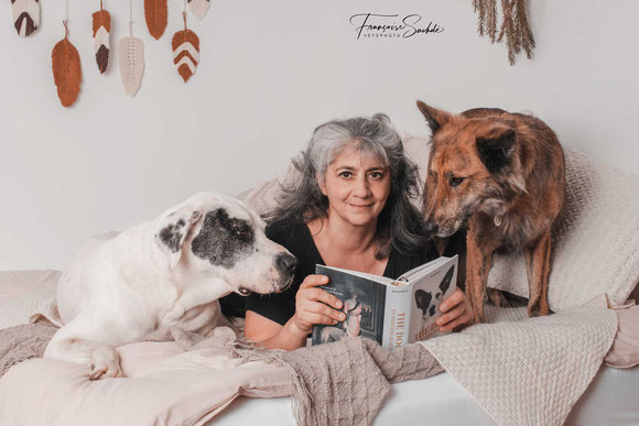Françoise Sachdé, photographe pour animaux et leur famille à Masseube dans le Gers. Autoportrait avec deux chiens, Chien loup de Saarloos et Dogue Argentin