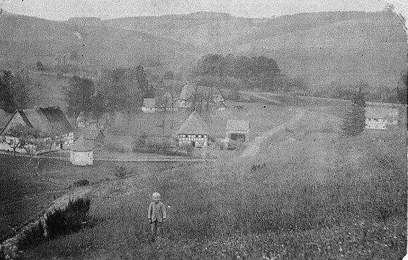 Das 1833 errichtete Haus von Schulte-Schüren in der Bildmitte. Links ist Bürgers Haus und die ehem. Gutskapelle zu erkennen. Im Hintergrund Volmars Hof, heute Böhmer. Rechts Winkelmeyers Haus. Foto um 1900