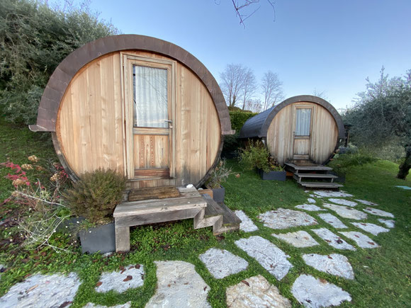 alloggi fatti a forma di botti di vino in legno nelle colline del prosecco in Veneto