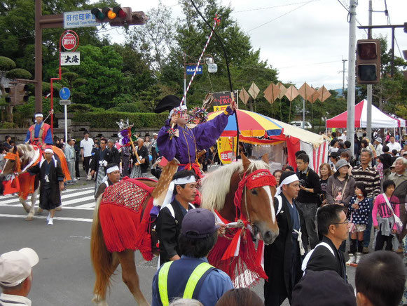 町内を流鏑馬行列が歩く