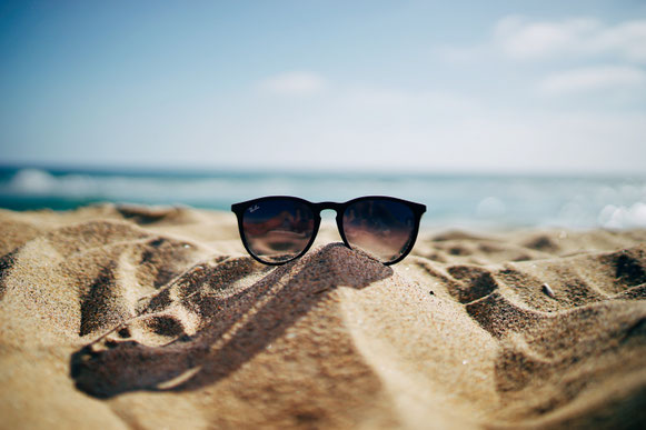 lunettes-de-soleil-sur-une-plage