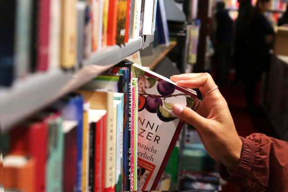 livres-sur-une-etagere-de-librairie