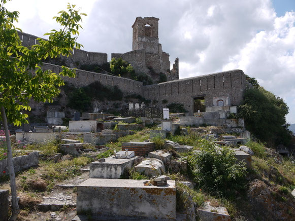 Friedhof im Schutz der alten Burgmauern: Forza d'Agro 