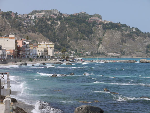 schöne Küste bei Giardina-Taormina