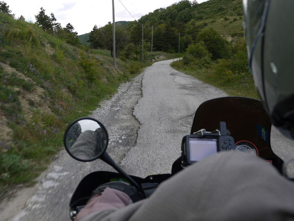 die letzten km dieses Tages: die volle Breite der Landstraße nach Castelmezzano (es gibt aber auch breitere ;-)  )