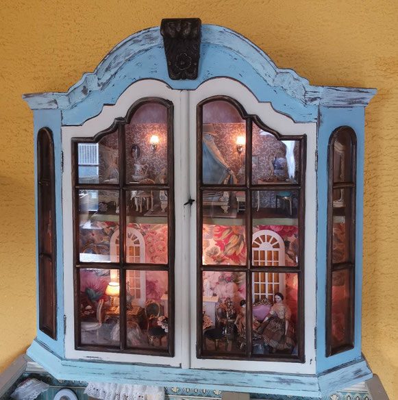 Puppenhaus in der Glasvitrine