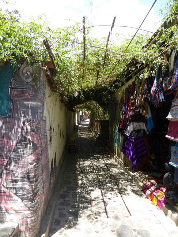 Kleine Gasse mit kleinen Shops rechts und links