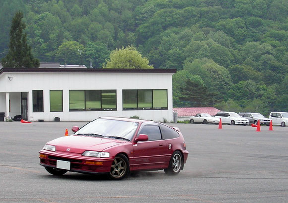 先輩が走らせる車のジムカーナ風景