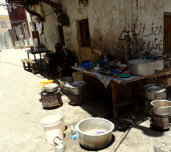Ein Restaurant in Kenia. Im Topf befindet sich Ugali (Maisbrei). Es ist günstig und macht satt.