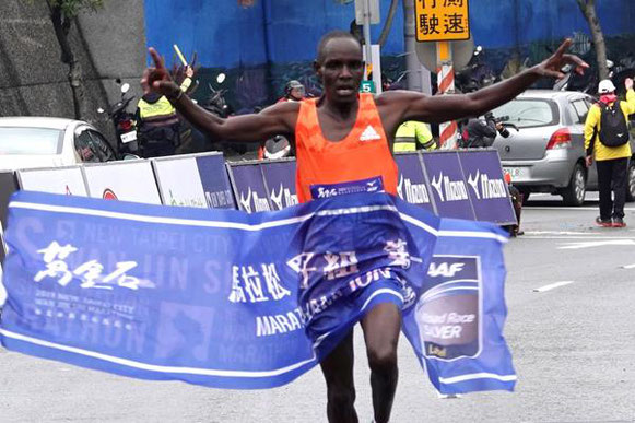 Mathew Kipsaat gana en la ciudad de Nueva Taipei (Wan-Ting Mao (organizadores)) © Copyright