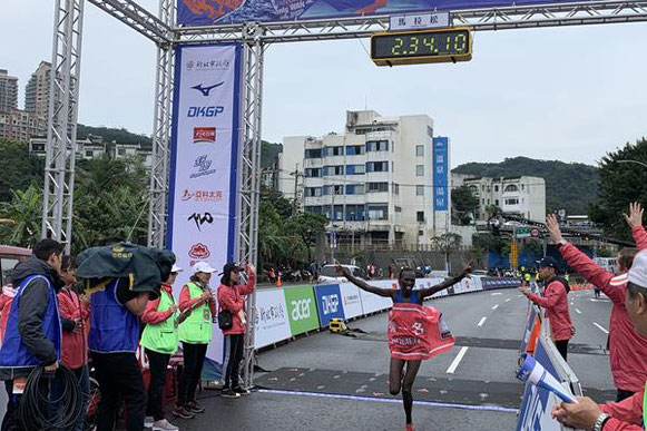 Naomi Jepkogei Maiyo se lleva el título de maratón de la Ciudad de Taipei Nueva (Wan-Ting Mao (organizadores)) © Copyright