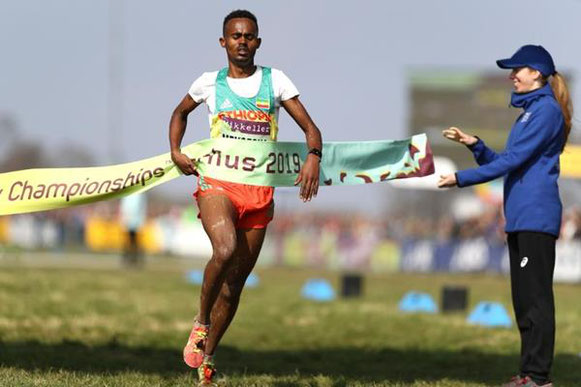 Milkesa Mengesha gana la carrera masculina Sub-20 en el Campeonato del Mundo de Cross Country de la IAAF / Mikkeller Aarhus 2019 (Getty Images) © Copyrigh