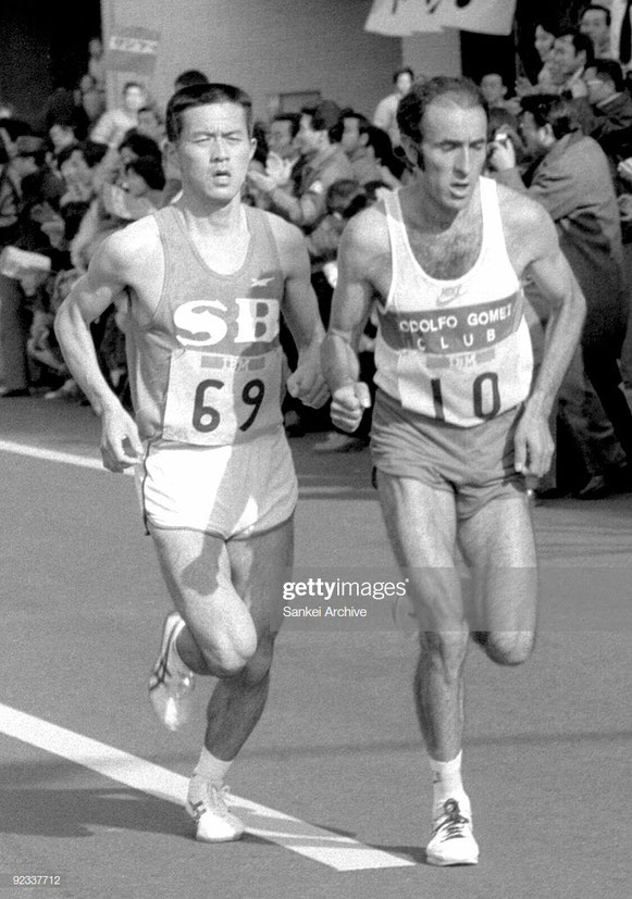 Toshihiko Seko de Japón y Rodolfo Gómez de México compiten en la Maratón Internacional de Tokyo el 13 de febrero de 1983 (Foto por Sankei Archive / Getty Images)