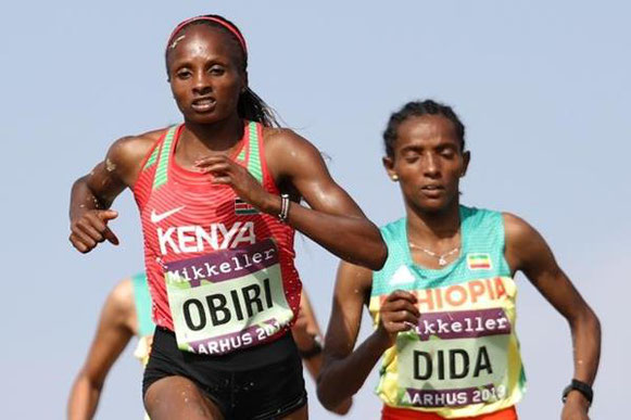 Hellen Obiri lidera a Dera Dida en la carrera femenina senior en el Campeonato del Mundo de Cross Country de la IAAF / Mikkeller Aarhus 2019 (Getty Images) © Copyright