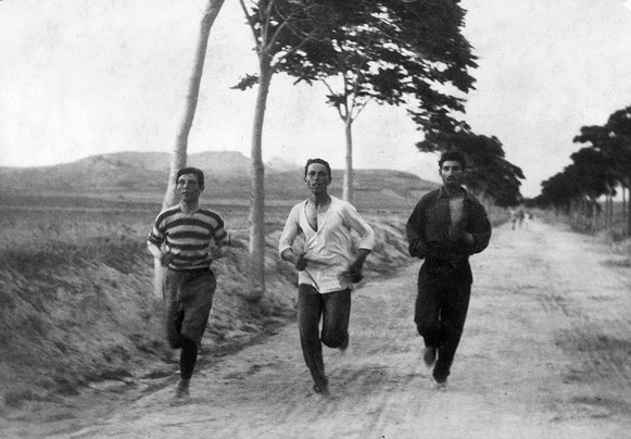 fotografía de Burton Holmes titulada "1896: Tres atletas en entrenamiento para la maratón en los Juegos Olímpicos de Atenas".