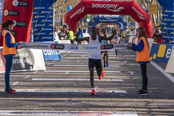 Eric Kiptanui ganando la Media Maratón de Barcelona (Organizadores) © Copyright