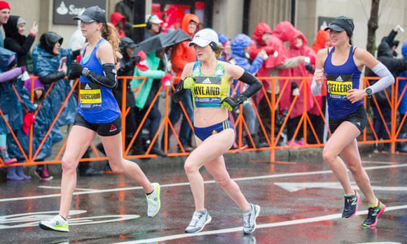 Sarah Sellers, a la derecha, se a las 24 millas del Maratón de Boston 2018. Fotografía: Scott Eisen / Getty Images