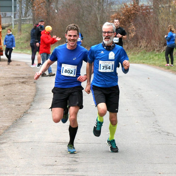 Andreas Altmann (754) und Fabian Häde im Zieleinlauf. Alte Hasen überholt man nicht ;-)