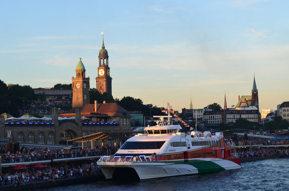 Zuschauermassen bei der Auslaufparade bei den Hamburg Cruise Days am 18.08.2012