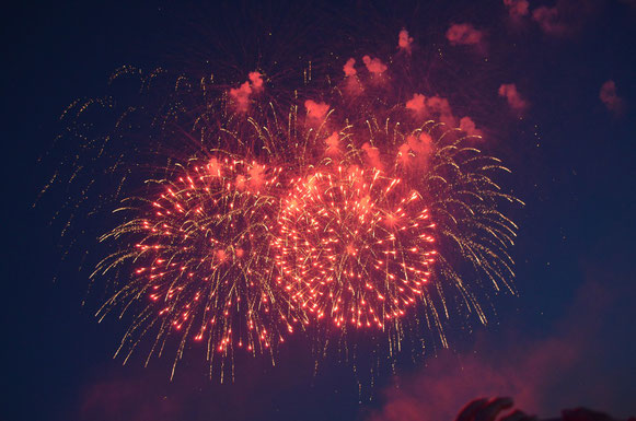 Feuerwerk zur Auslaufparade bei den Hamburg Cruise Days am 18.08.2012