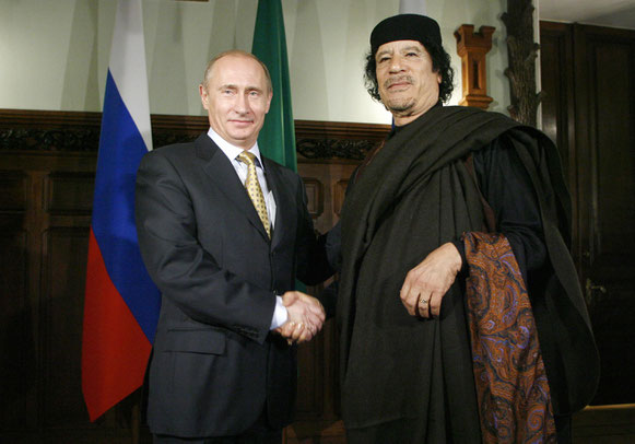 Muammar Gheddafi e Vladimir Putin nel 2008. Fotografia: Alexey Druzhinin/AFP