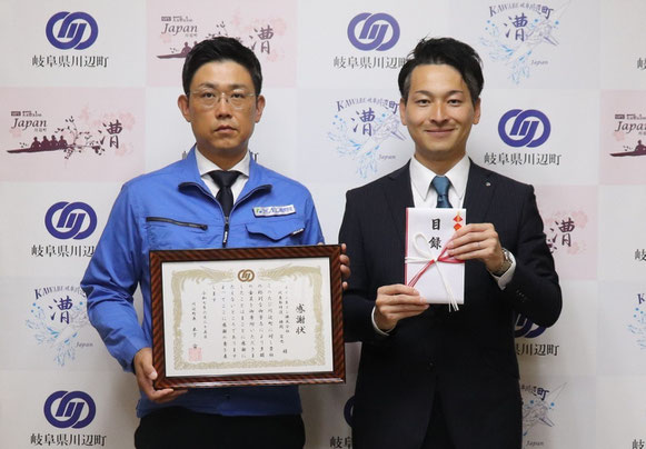 (左)ライン生コン㈱・横関副社長　(右)木下川辺町長
