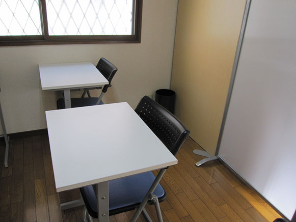 受講生用の机と椅子です（二人分ありますが一つは説明会等で使うことがある予備です）
