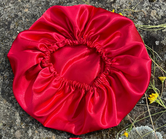 touca de cetim, moda, acessório, estilo, look, tendência, beleza, cabelo, versátil, sofisticação.