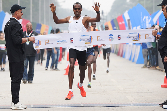 Birhanu Legese ganando el Kolkata 25km, Fotografía de Procam International, Fuente: iaaf.org