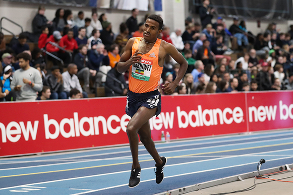 Hagos Gebrhiwet en camino a ganar los 3000 m en la reunión del World Indoor Tour de la IAAF en Boston (Victah Sailer) © Copyright