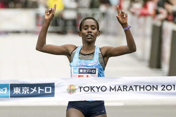 Ruti Aga cruzando la línea de meta en el maratón de Tokio (AFP / Getty Images) © Copyright
