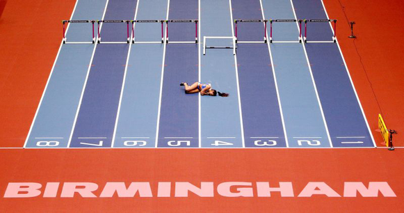 Elisavet Pesiridou cae en los obstáculos de 60m en el campeonato del Mundo en pista cubierta de la IAAF Birmingham 2018 Fotografía de John Sibley / Reuters