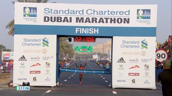 Chepngetich, Ruth (KEN) ganando el maratón de Dubai, fuente: dubaimarathon.org