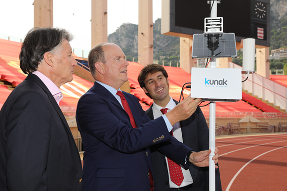 HSH Prince Albert II enciende el dispositivo de monitoreo de la calidad del aire (Philippe Fitte) © Copyright