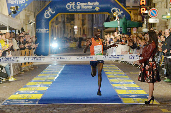 Jacob Kiplimo ganando el Giro al Sas in Trento, Fotografía de Daniele Mosna / organizadores, fuente: iaaf.org