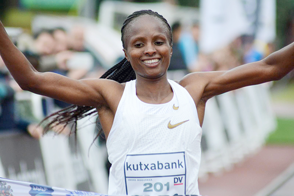 Hellen Obiri ganando el Cross Internacional Juan Muguerza, fotografía de Asociación ANOC