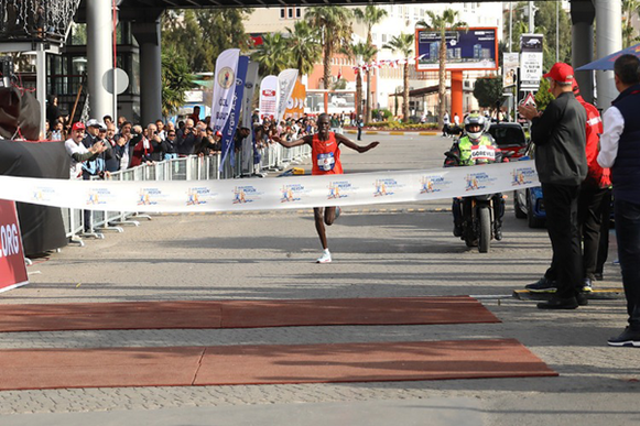 Kenneth Kiplagat Limo ganando el maratón de Mersin Marathon, fotografía de los organizadores, fuente: iaaf.org