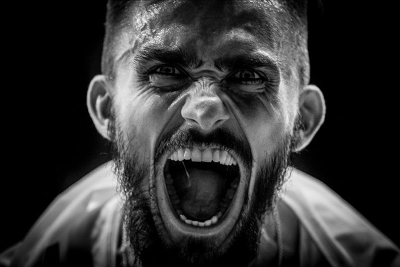 Adam Kszczot celebra ganar los 800m en el campeonato del Mundo Indoor IAAF Birmingham 2018 fotografía de Morgan Treacy