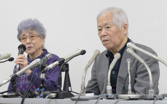 娘のめぐみさんが拉致された日に記者会見する横田滋さん(右)、早紀江さん夫妻（2017年11月、川崎市）　早紀江さん「気持ちの整理つかず」　関係者悼む
