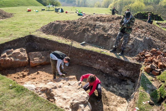 Fouilles sur la colline du château à Unislaw. Crédit : PAP/Tytus Żmijewski