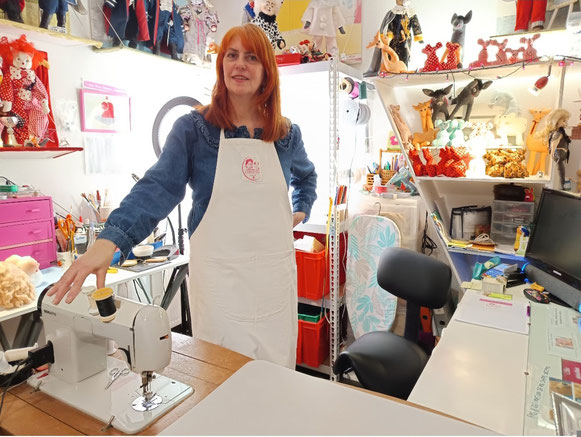 Fabienne Mogue dans son nouvel atelier à Bordeaux 38 rue du Faubourg des arts 33300 BORDEAUX France. La clinique des poupées