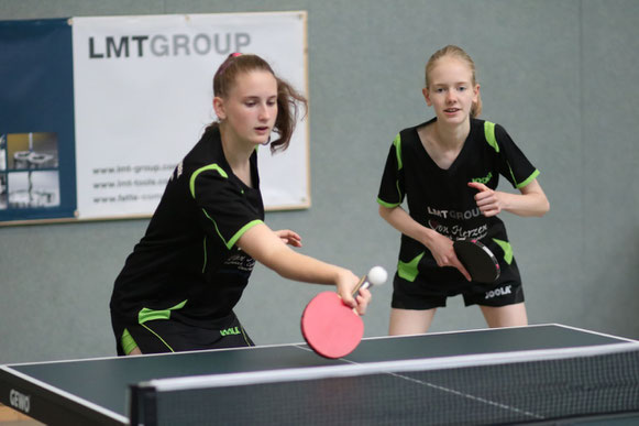 Die Schwarzenbeker Landeskaderathletinnen Michelle Weber (l.) und Chiara Steenbuck gehen am Wochenende mit dem Aufgebot des Tischtennis-Verbandes Schleswig-Holstein bei der Top-24-Bundesrangliste in Neckarsulm auf Punktejagd