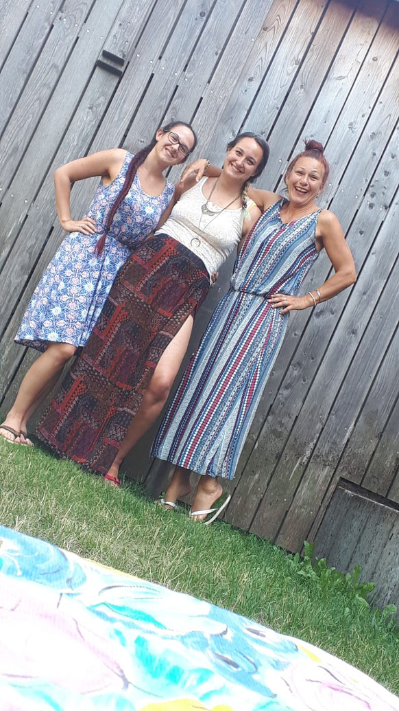 Andi, Anne und Kristina freundlich lachend im Garten des Jugendzentrums