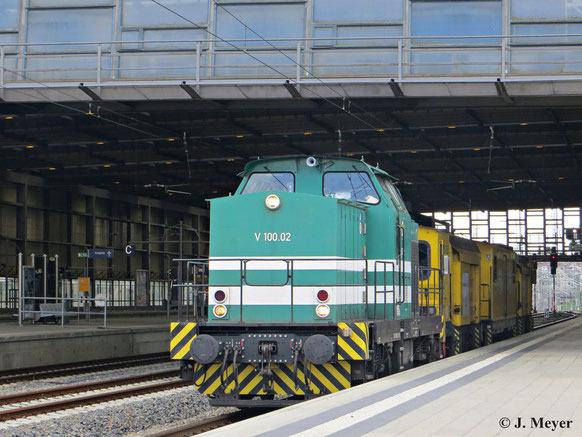 Am 13. September 2013 durchfährt 293 006-3 (V100.02 der Hessischen Güterbahn GmbH) mit einem Bauzug Chemnitz Hbf. Die Lok trägt den Beinamen "Nobby" 