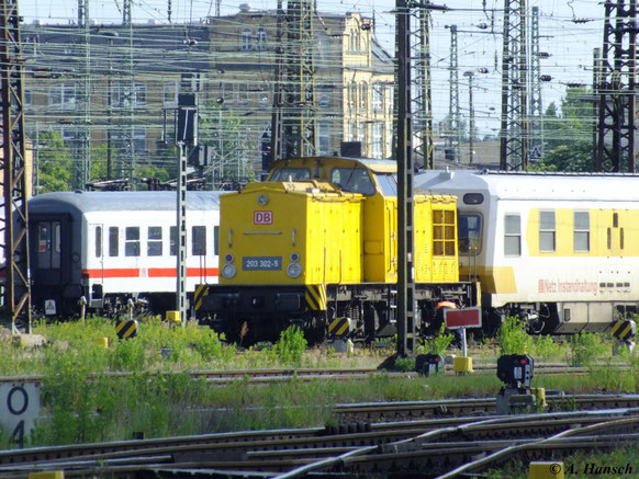 203 302-5 am 2. Juni 2012 in Leipzig Hbf. Die gelb lackierte Maschine gehört zur DB Netz Instandhaltung 