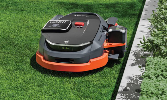 Segway Navimow X Version am Trimmen
