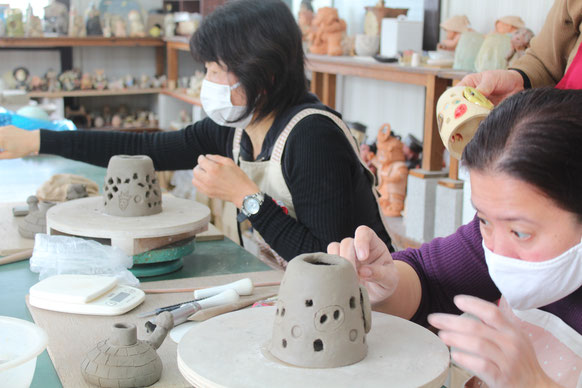 体験教室でどんぐりハウスを制作中。夢中で作っています。